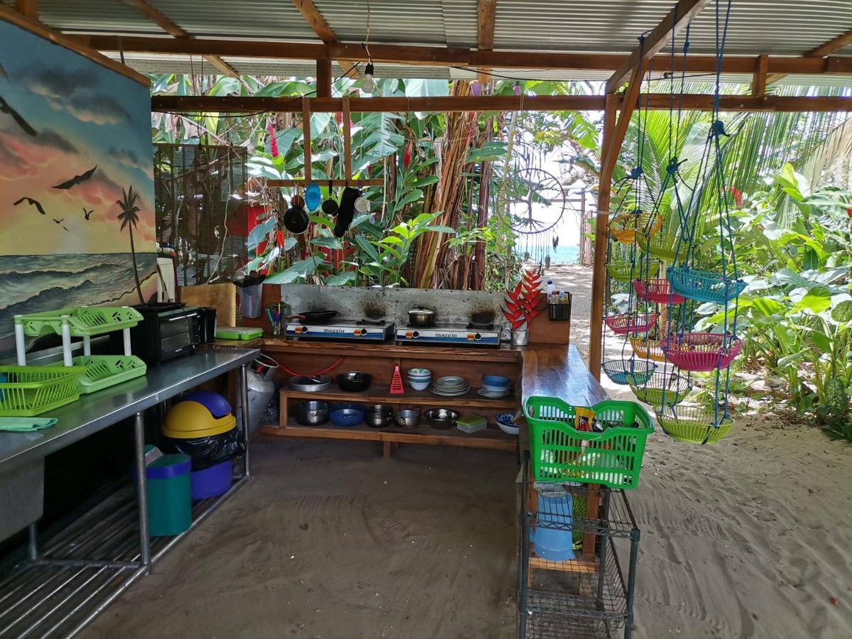 Oasis Beachfront Hostel Limón Exterior foto